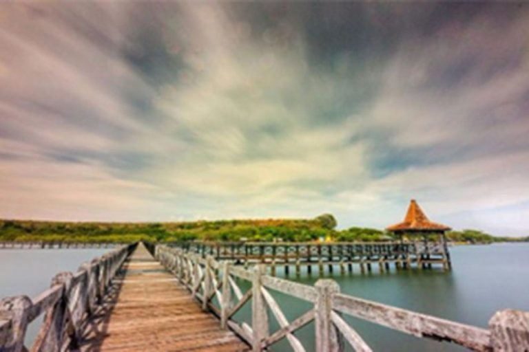 Pengunjung Pantai Bentar Probolinggo meningkat pada waktu libur Natal