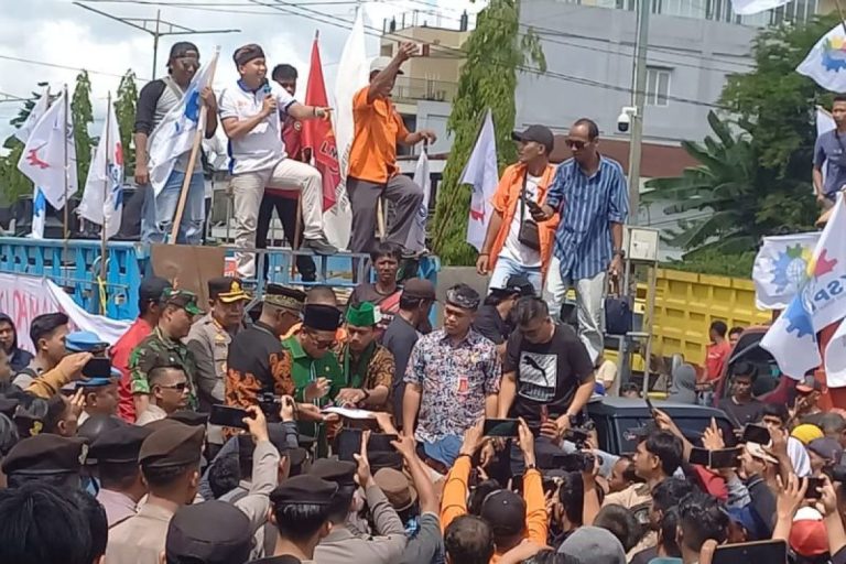 Mahasiswa lalu buruh Kaltara unjuk rasa tentang kelangkaan bbm