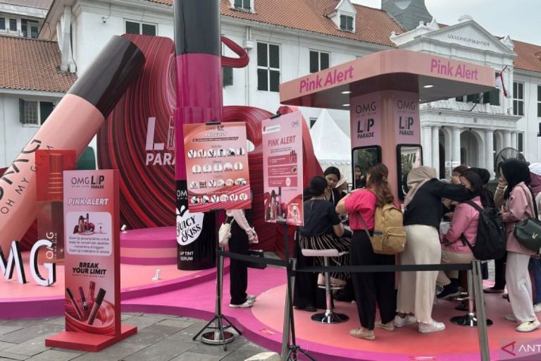 OMG peringkat kompetisi parade kecantikan “OMG Lip Parade” pada Daerah Perkotaan Tua Ibukota Indonesia